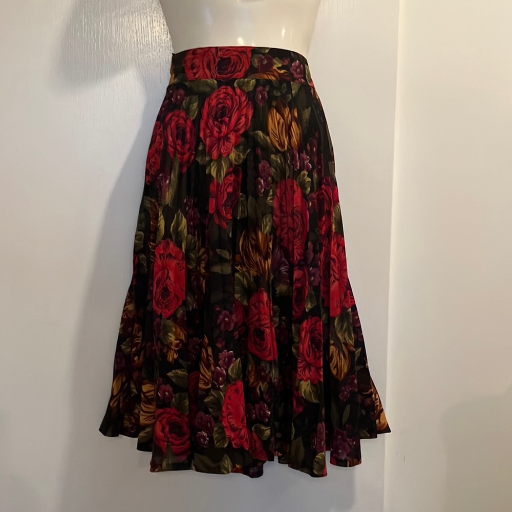🖤🌺Black & Red Floral Pleated Circle Skirt Size 34 Small (Waist measures 24”)